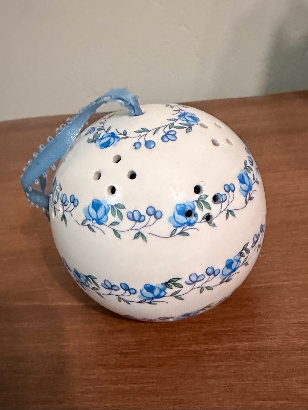 Vintage Blue Floral Potpourri Pomander Porcelain Ball Scent Diffuser Ornament